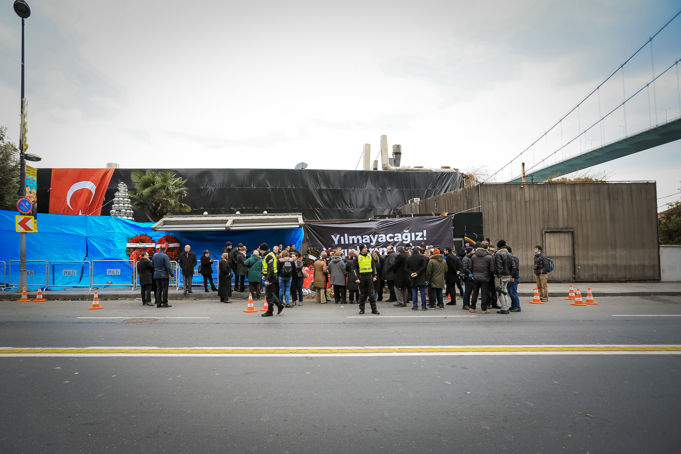 Türkiyə və xarici televiziyalar hər gün Reina gecə klubunun önündə dayanaraq çəkiliş aparırlar