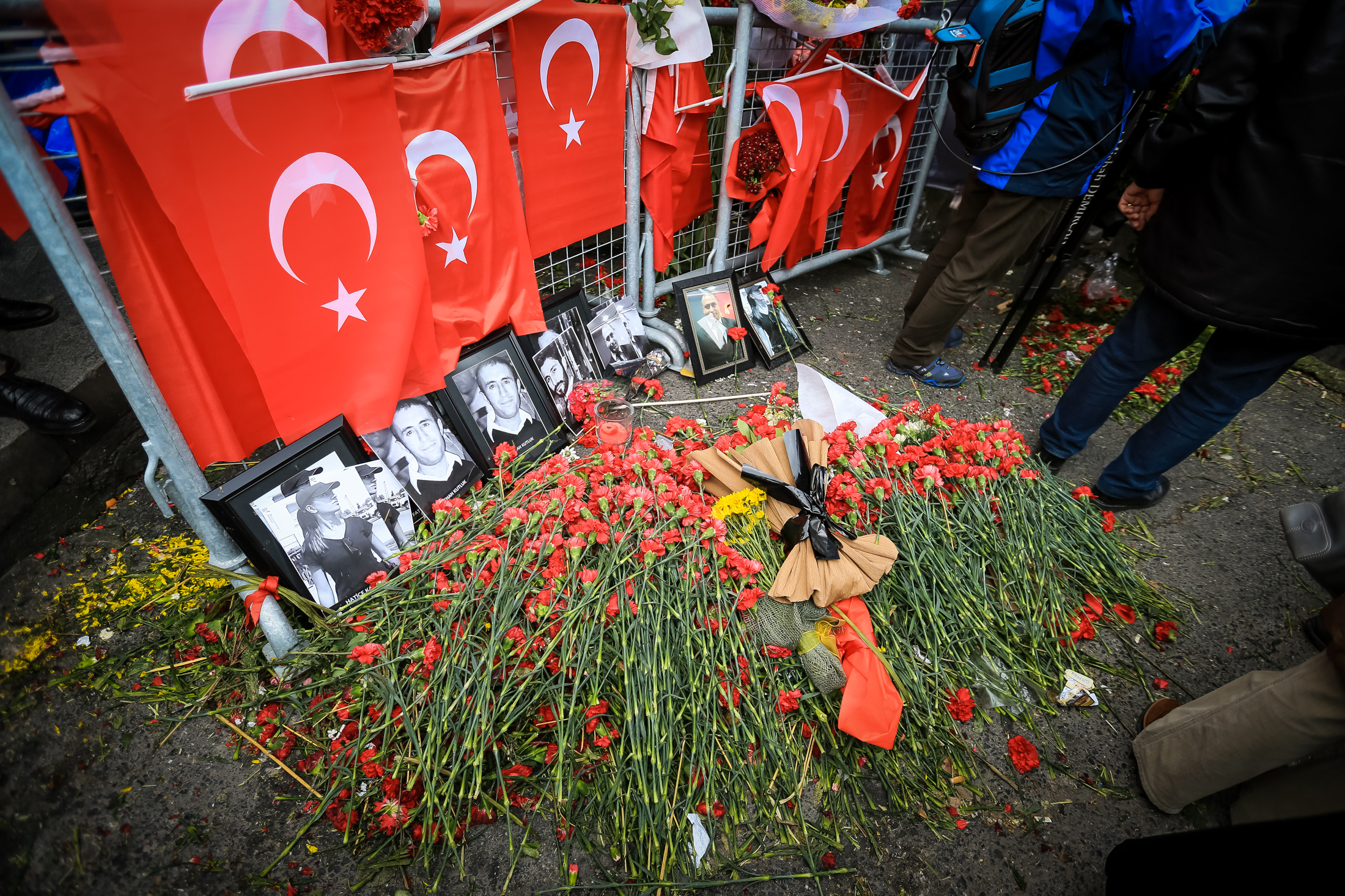 Türkiyə vətəndaşları turistlər terrordan sonra əraziyə gələrək gül dəstələri qoyublar