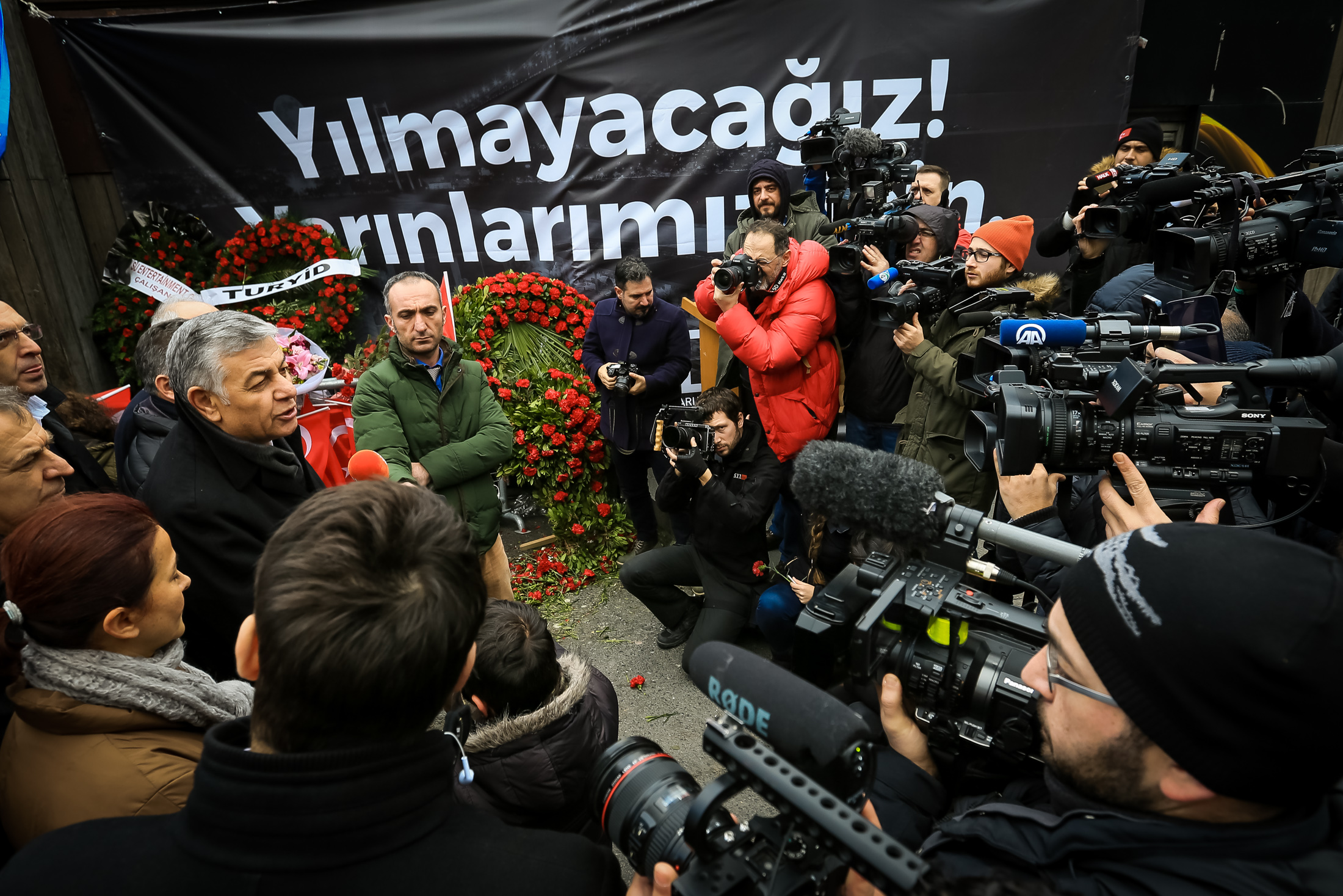 Türkiyənin siyasi partiyasının nümayəndəsi televiziyalar üçün açıqlama verir (adını unutmuşam)