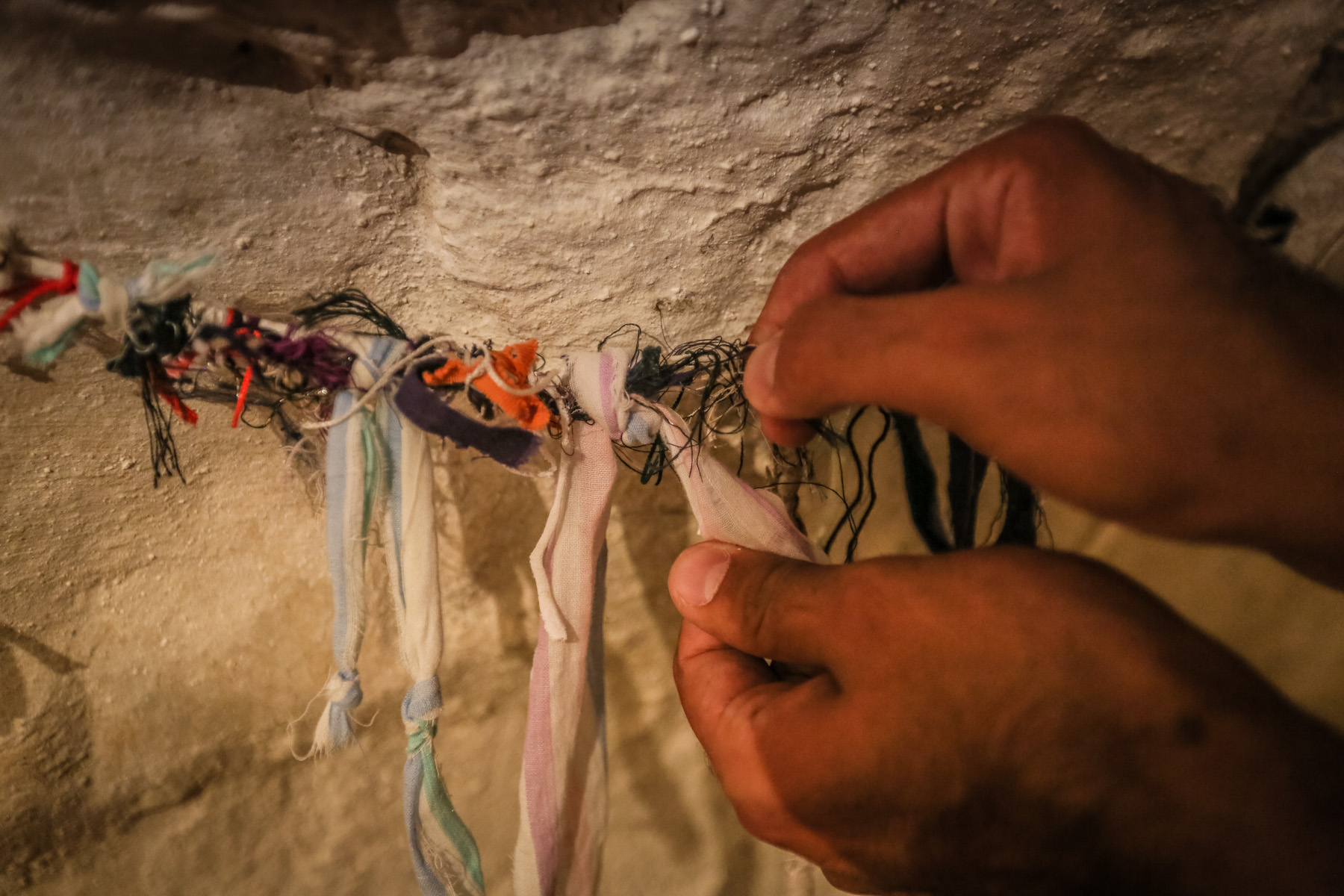 Ürəyində hər hansı bir istəyi olan varsa, divardakı iplərə baxlayaraq niyyət edir