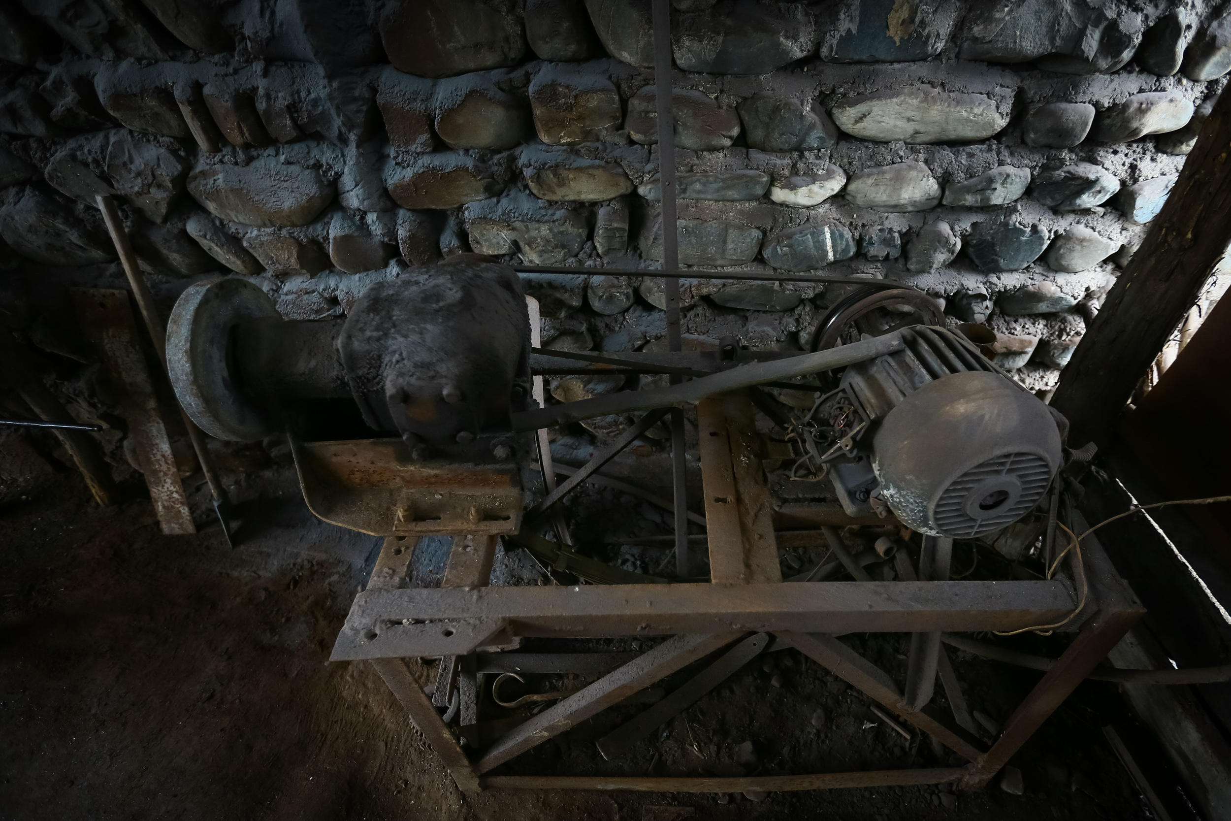 Usta sovetdən qalan alətlərlə də işlərini davam etdirir