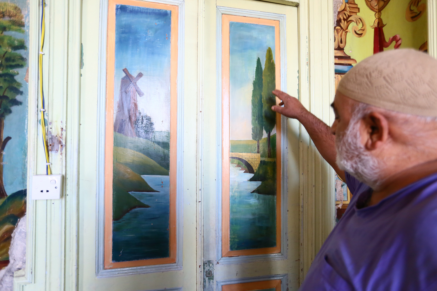 Üzeyir dayının babası təkcə divarlara deyil, evlərin qapılarına da rəsmlər çəkdirib