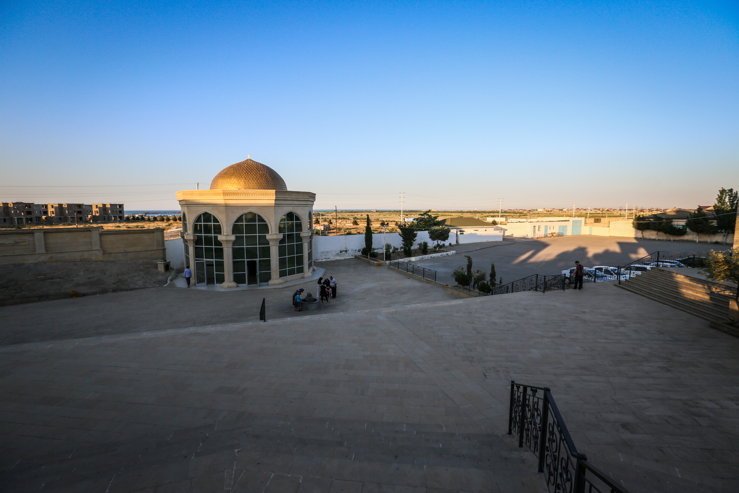 Vaxtilə burada dindarların namaz və başqa dini ayinləri icra etmələri üçün məscid, habelə zəvvarlar üçün karvansaralar fəaliyyət göstərib.