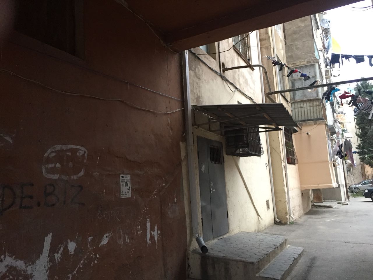 Вход в дом номер 6, в  6-ом микрорайоне города Сумгаит, где зарегистрирован ОАО RRV-İnşaat