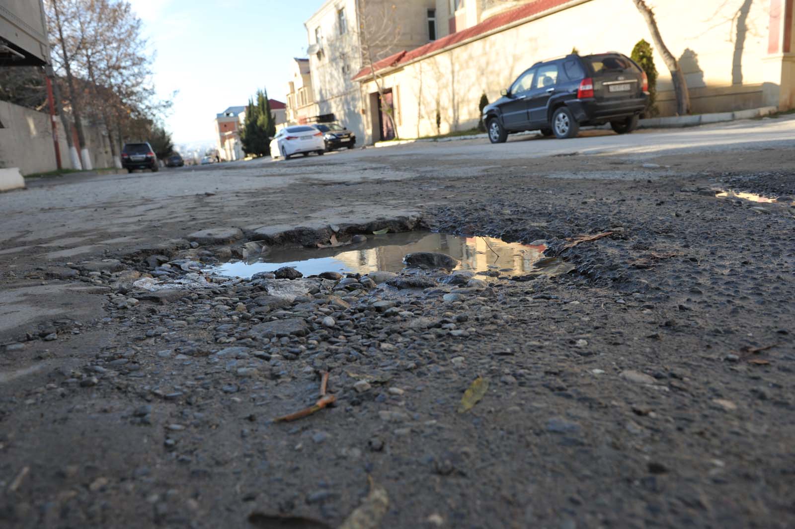 Villaların yerləşdiyi Aşıq Ələsgər küçəsində yollar çuxurlarla doludur