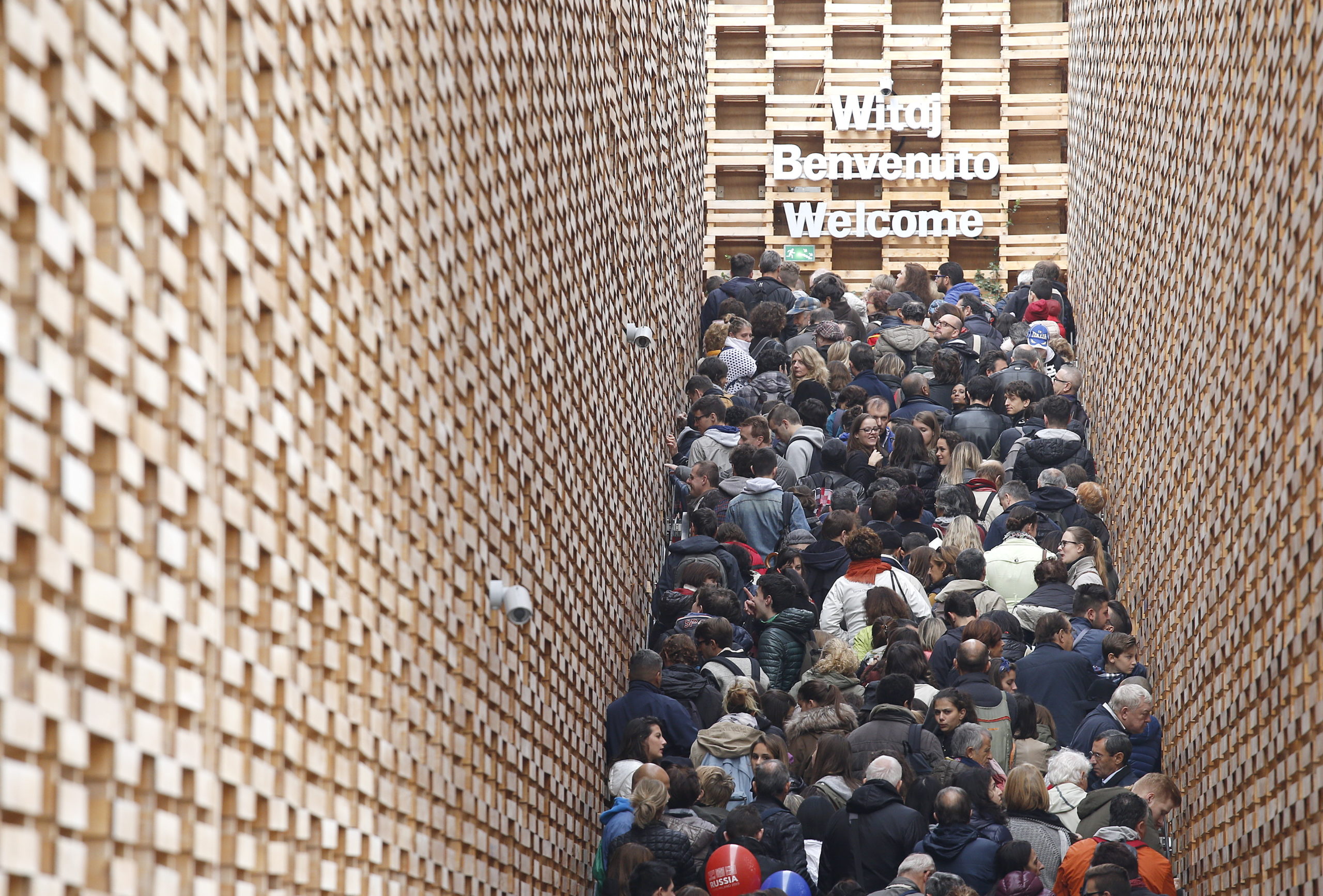 Visitors queue outside the Poland pavilion at the Expo 2015 global fair in Milan, Italy, 29 October 2015 (REUTERS/Alessandro Garofalo)