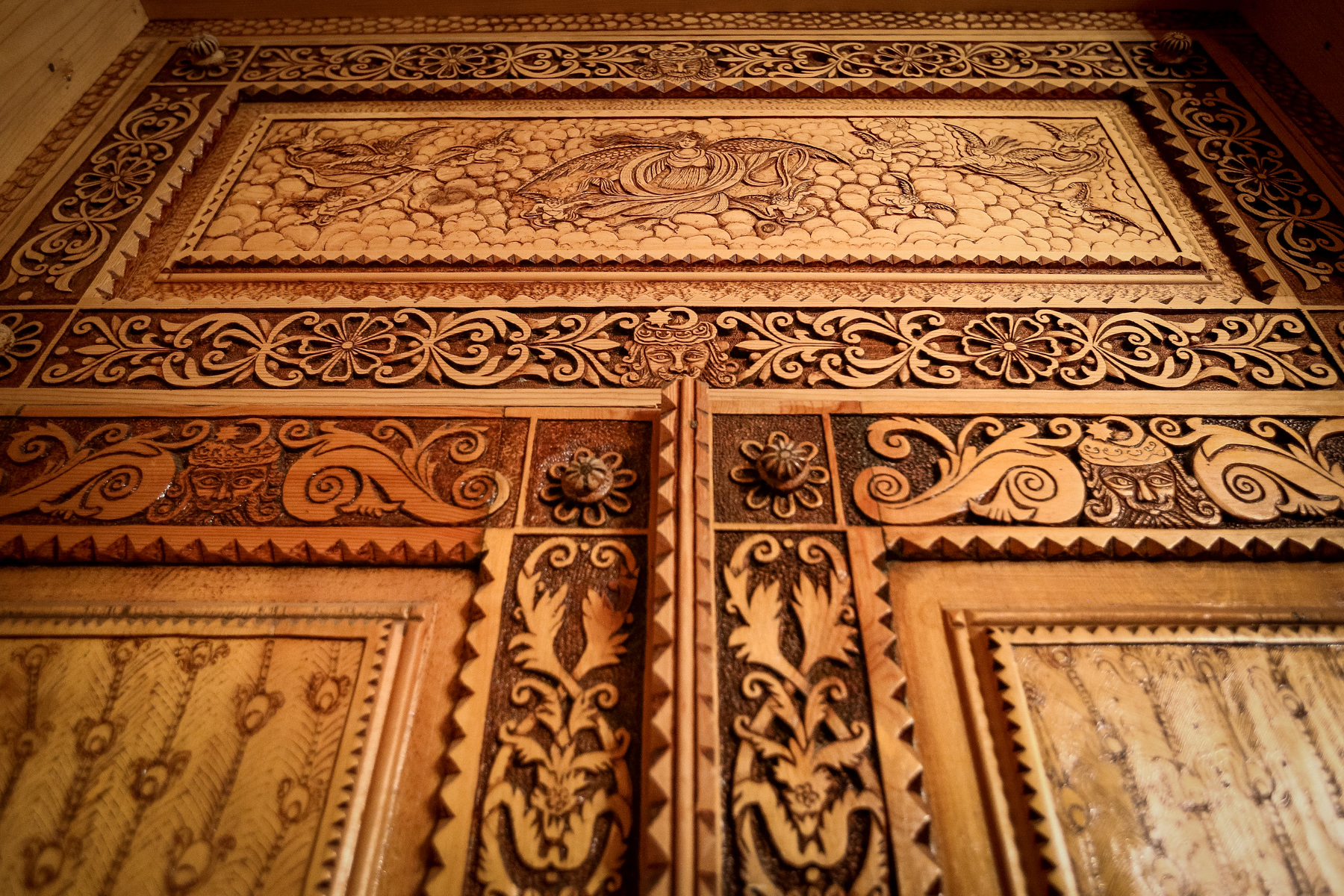 ”Xəmsə”nin müəyyən epizodlarını qapının üzərində həkk edib