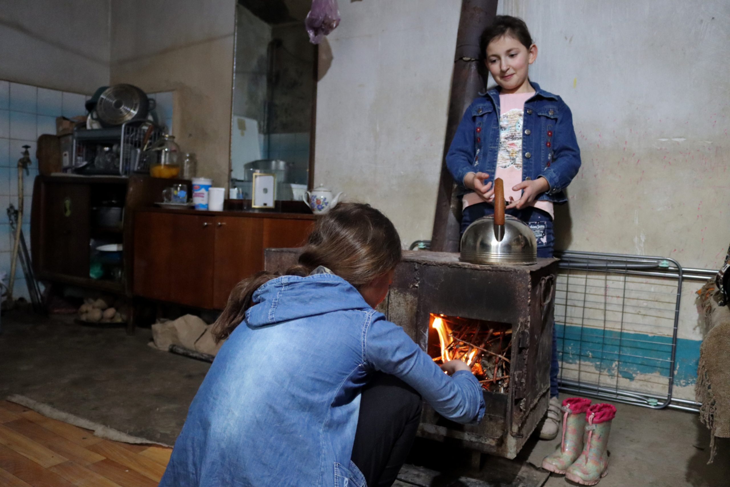 Yaşadıqları evin istilik sistemi və normal yaşayış şəraiti yoxdur.
