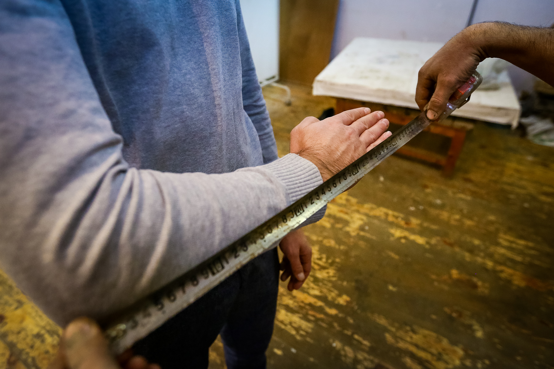 Yeni heykəl hazırlamaq üçün naturanın qolunu ölçərək, hazırlayacağı heykələ uyğunlaşdırır