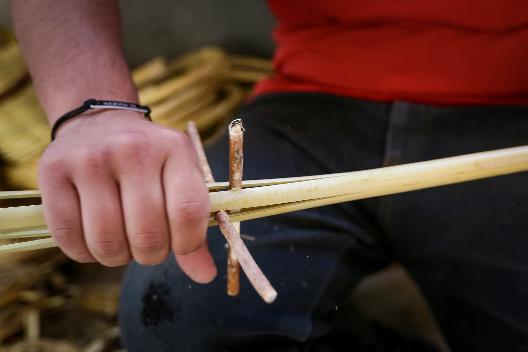 Yeni səbət hazırlamaq üçün qarğının uc hissəsinə iki dənə taxta parçası qoyularaq dörd hissəyə bölünür