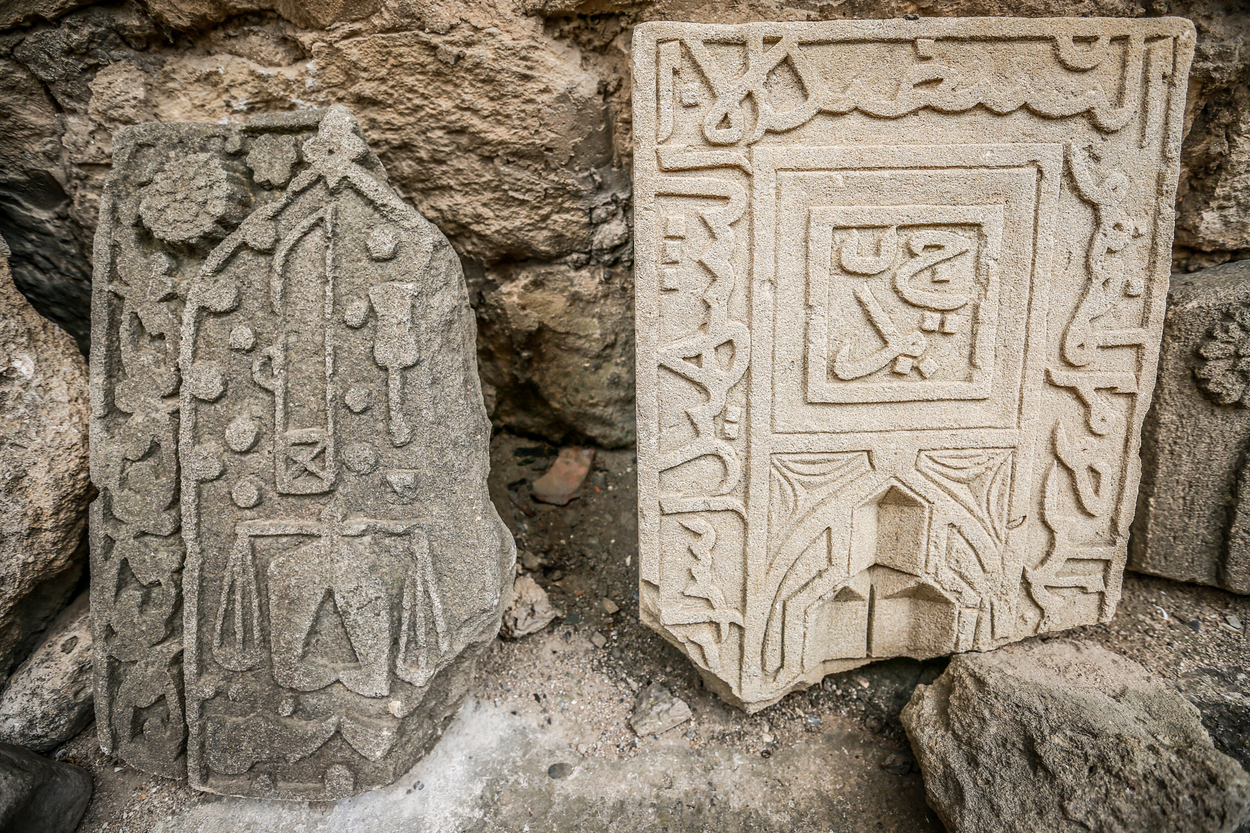 Yerli əhalinin həyətlərindən qazıntılar zamanı üzərində müxtəlif ayələr həkk olunmuş daş kitabələr tapılıb, qalanın həyətinə gətirilib