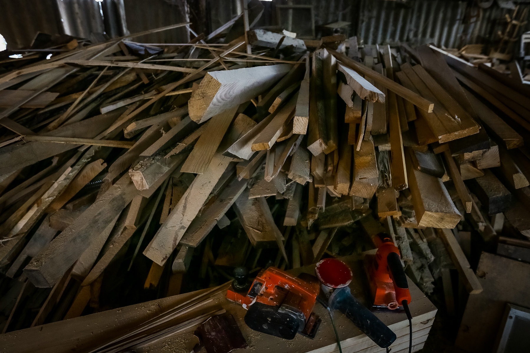 Yığılmış müxtəlif ölçülü taxtalar