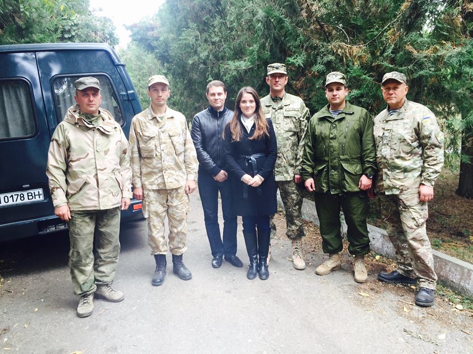 Yulia Dombassda döyüşən əsgərlərin yanında