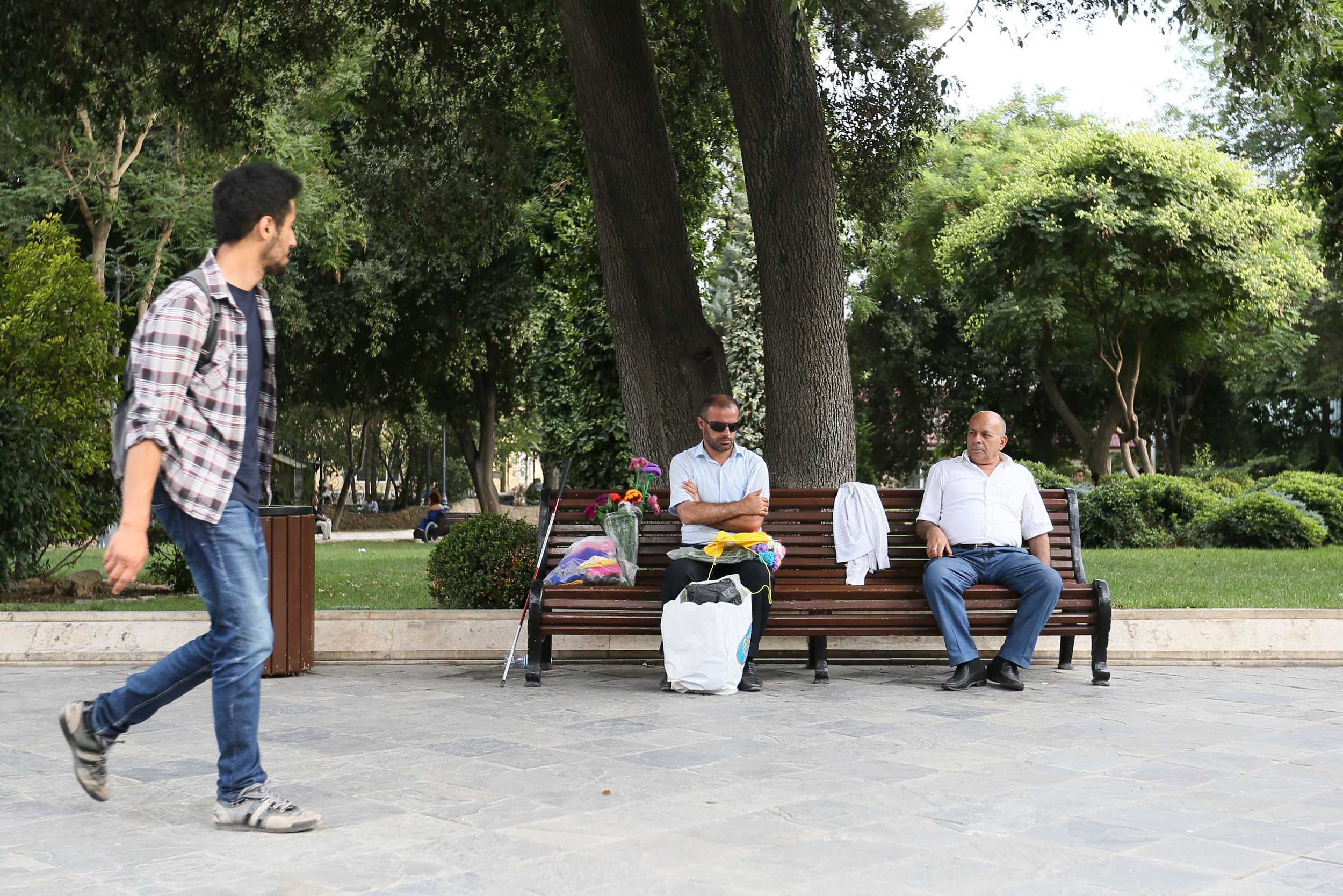Zabitlər bağına gələrək, həm istirahət edir, həm də toxuduğu əşyaları satır
