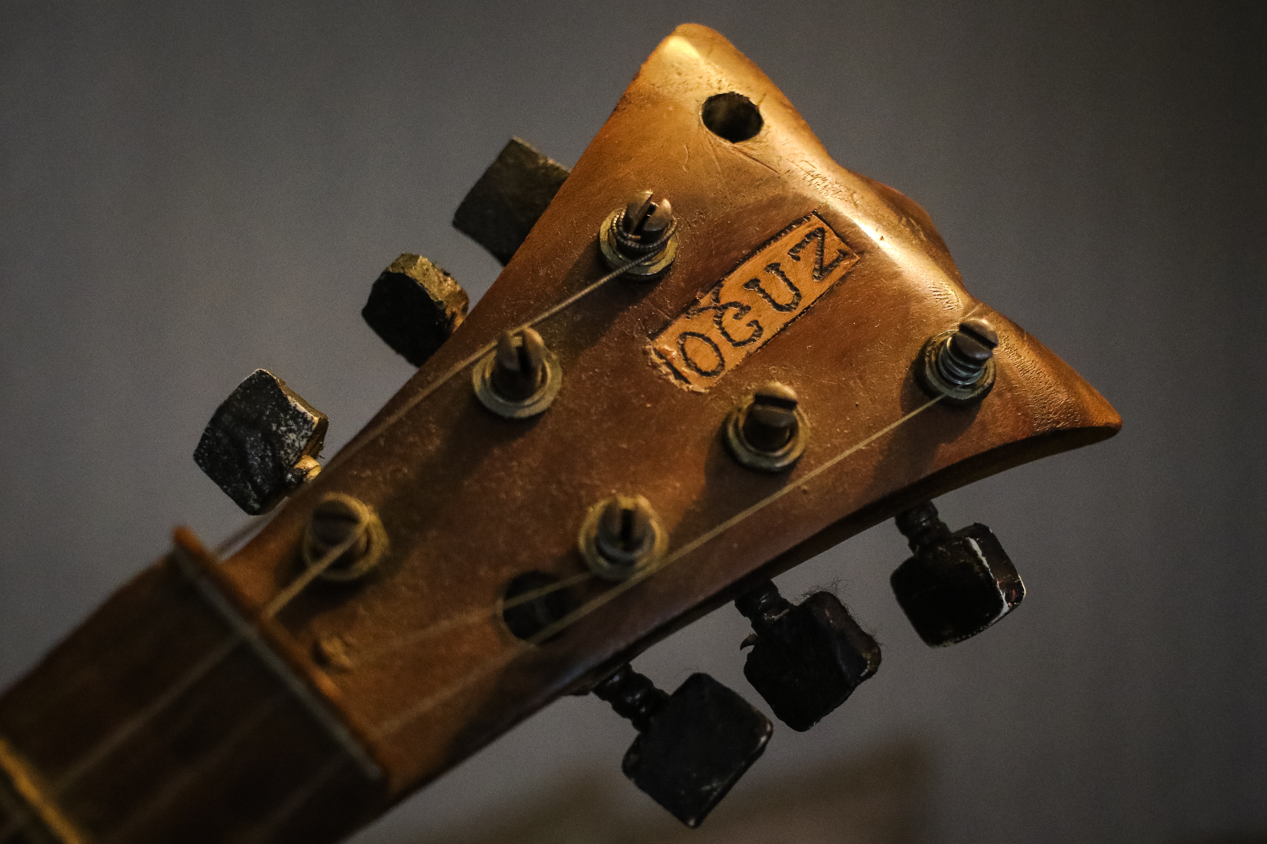 Zahid müəllimin ixtira etdiyi musiqi alətinin çanaq və qol hissəsində ‘Oğuz’ adını həkk etdirib