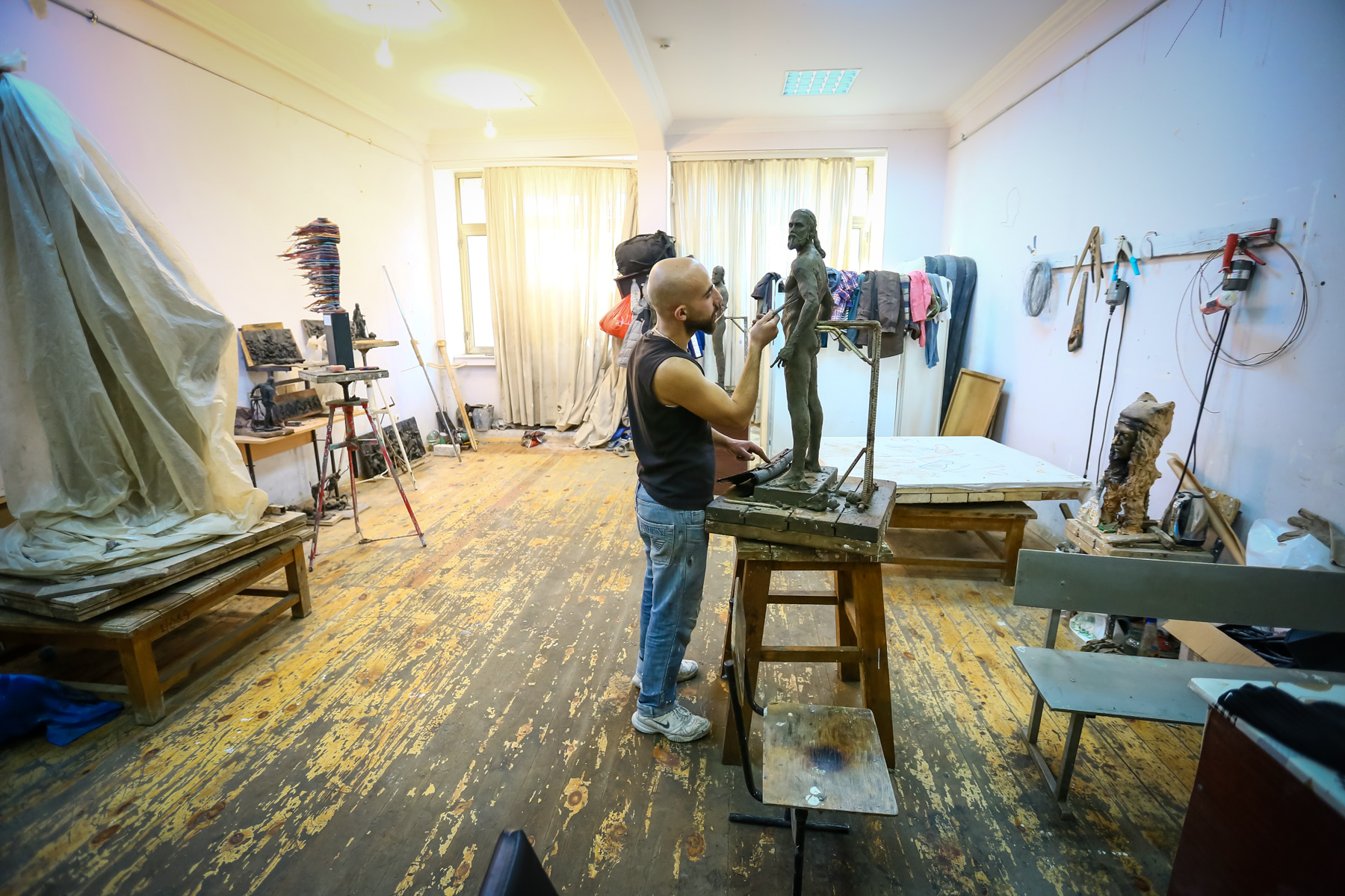 Zamiq günün çox hissəsini bu otaqda işləməklə keçirir