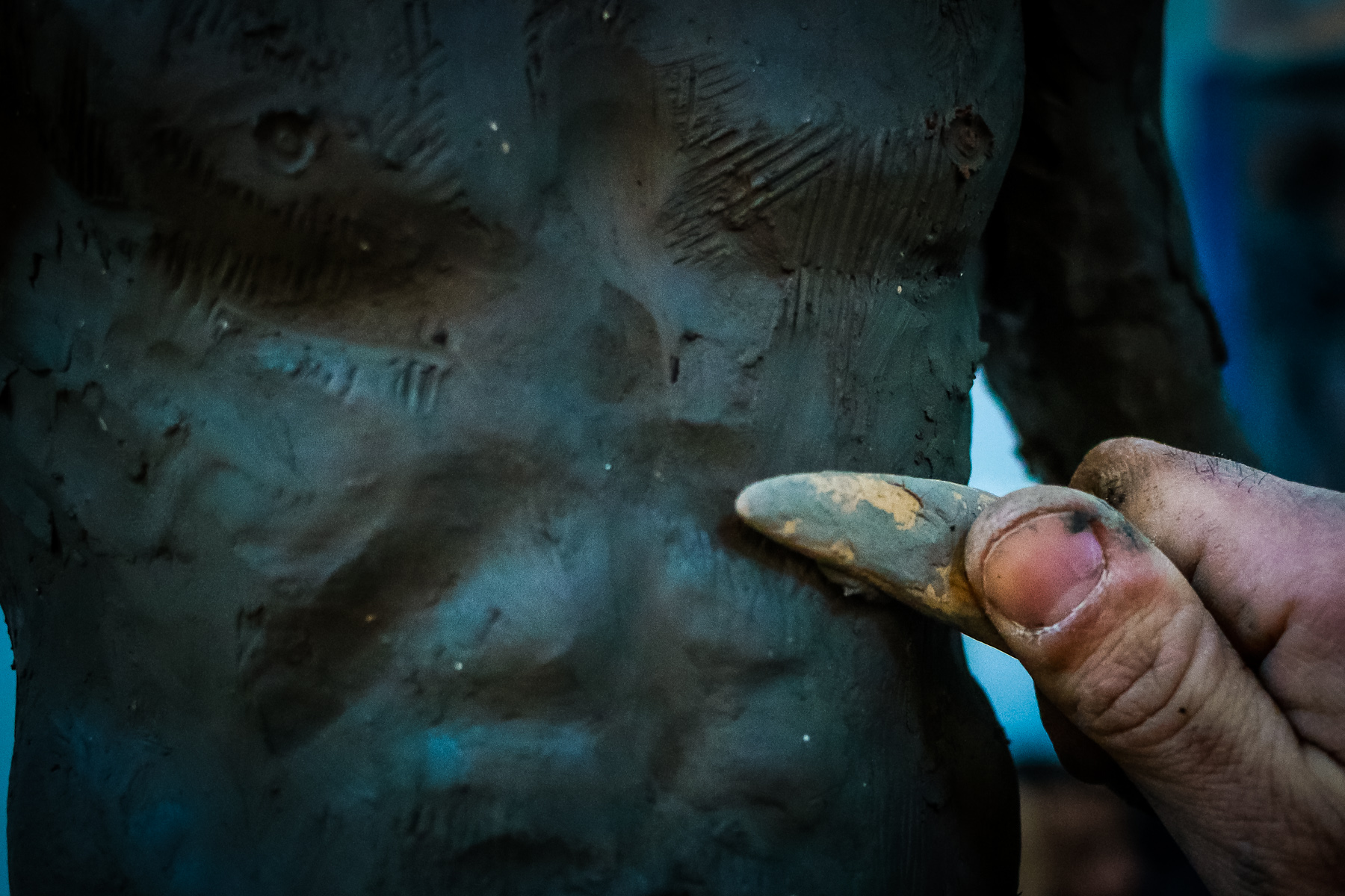 Zamiq heykələ əlavələr etmək üçün xüsusi alətlərdən istifadə edir