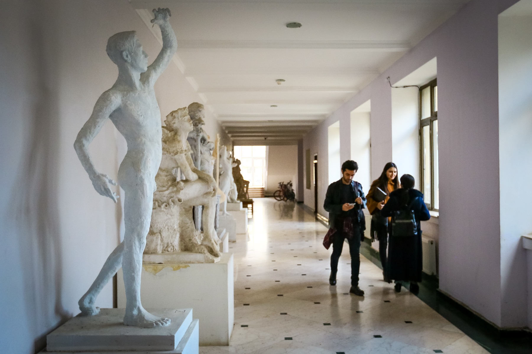 Zamiqin hazırladığı heykəllərdən biri Rəssamlıq Akademiyasının foyesində yerləşdirilib