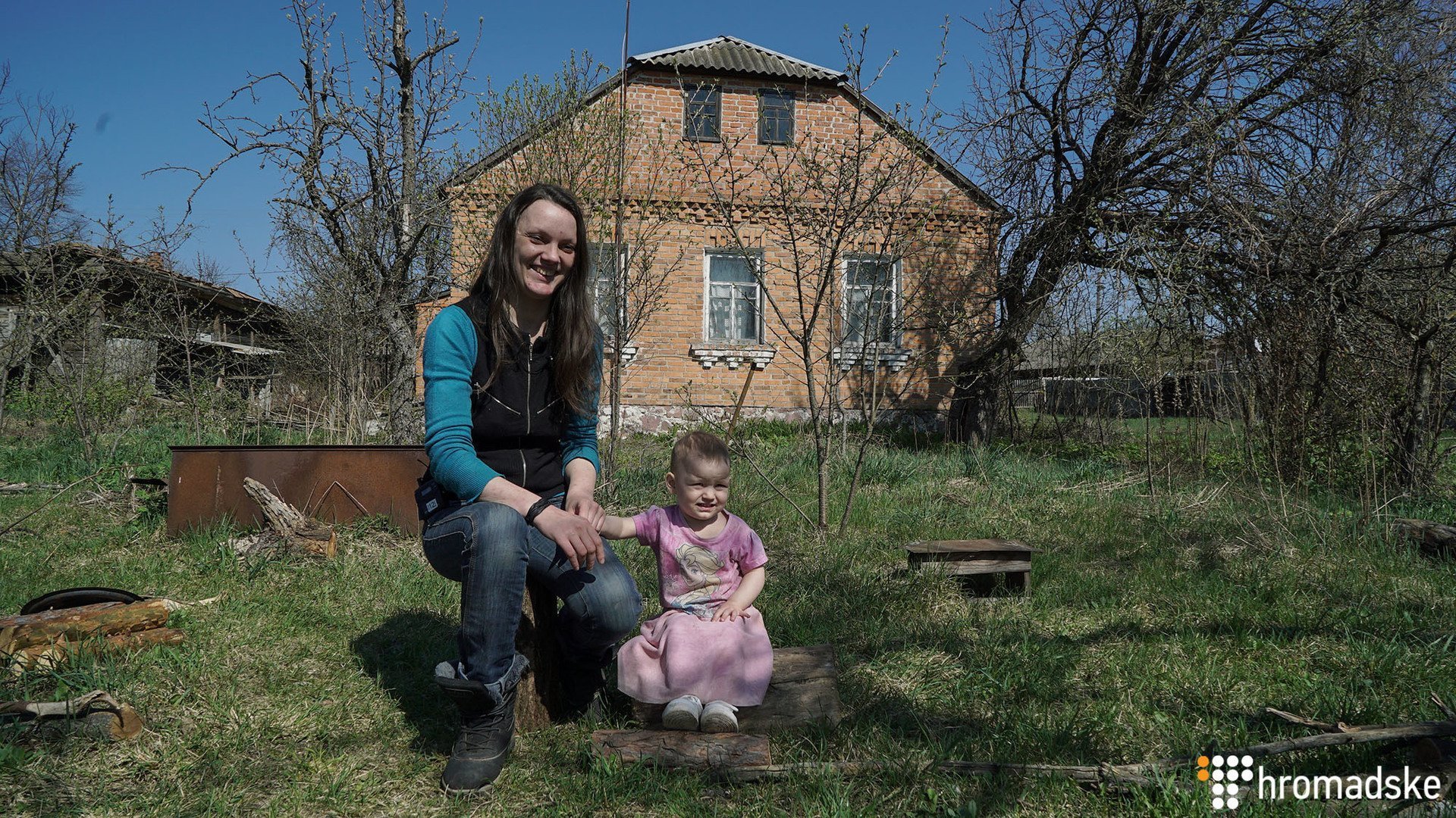 Zelenaya Polyana sakini Lera və qızı Sonya – Donetsk bölgəsi Snejnayadan köçənlər, Polesye rayonu, Kiyev bölgəsi
