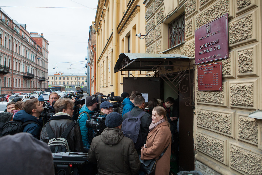 У здания Октябрьского районного суда в Петербурге