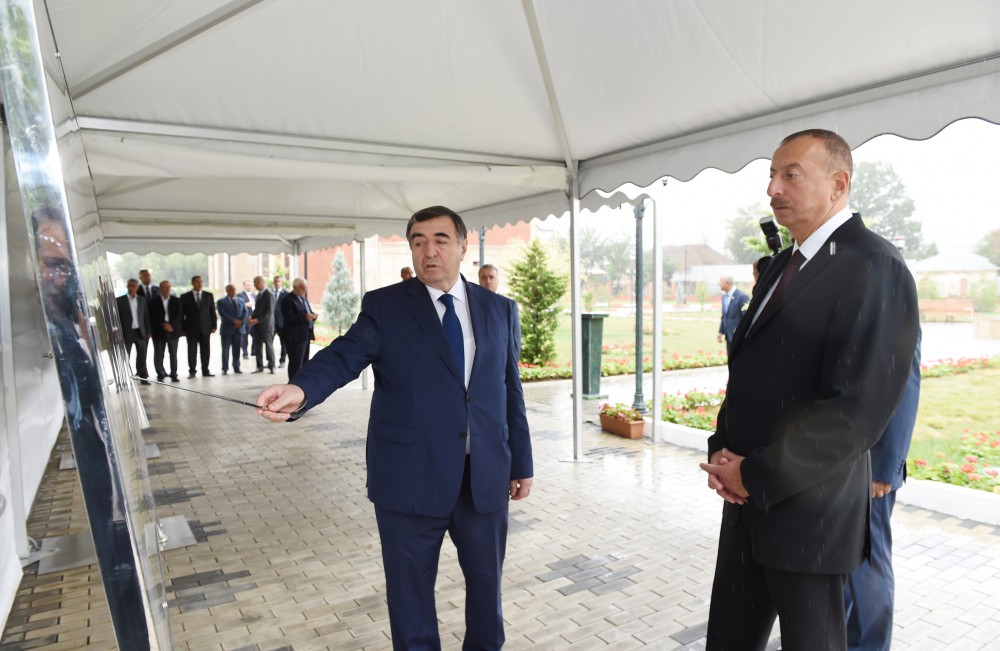 Prezident İlham Əliyev və Meliorasiya və Su Təsərrüfatı Açıq Səhmdar Cəmiyyətinin sədri Əhməd Əhmədzadə
