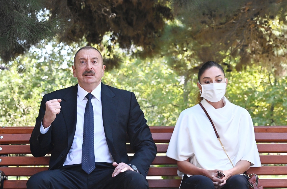 İlham Əliyev və Birinci vitse-prezident Mehriban Əliyeva əsgərlərlə görüşdə