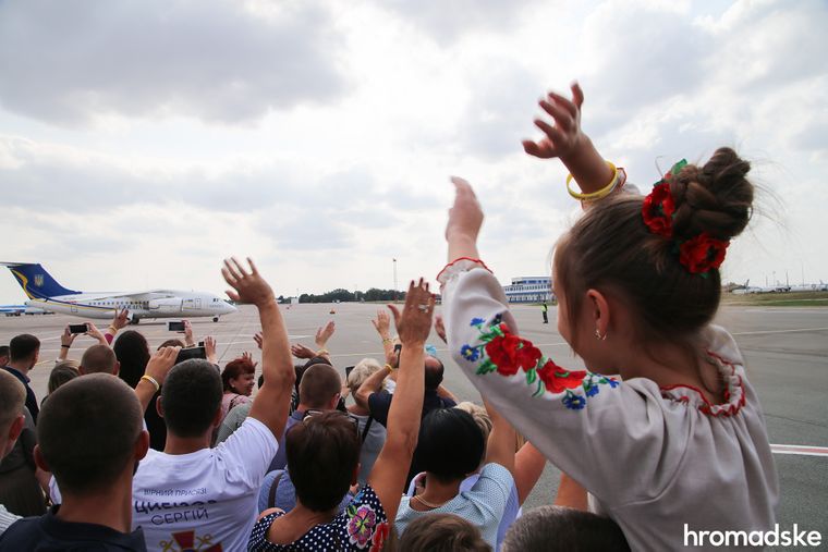 Родные встречают самолет, которым прибыли освобожденные из русского плена украинские моряки и политзаключенные, в международном аэропорту «Борисполь», Киев, 7 сентября 2019 года