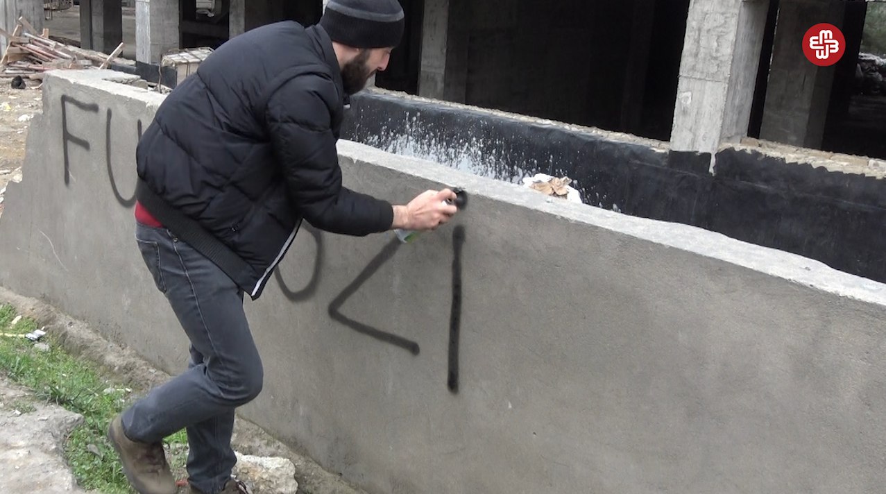 MSK-nın qarşısında "Fu Məzi" yazdı, saxlanıldı