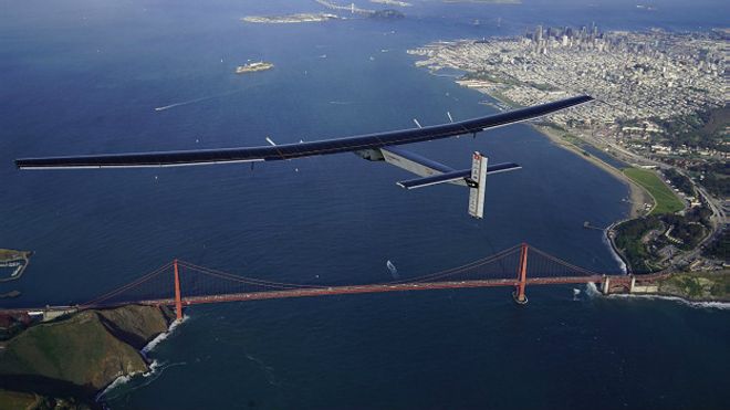 Solar Impulse 2 пролетает над Золотыми воротами, под его правым крылом - центр Сан-Франциско