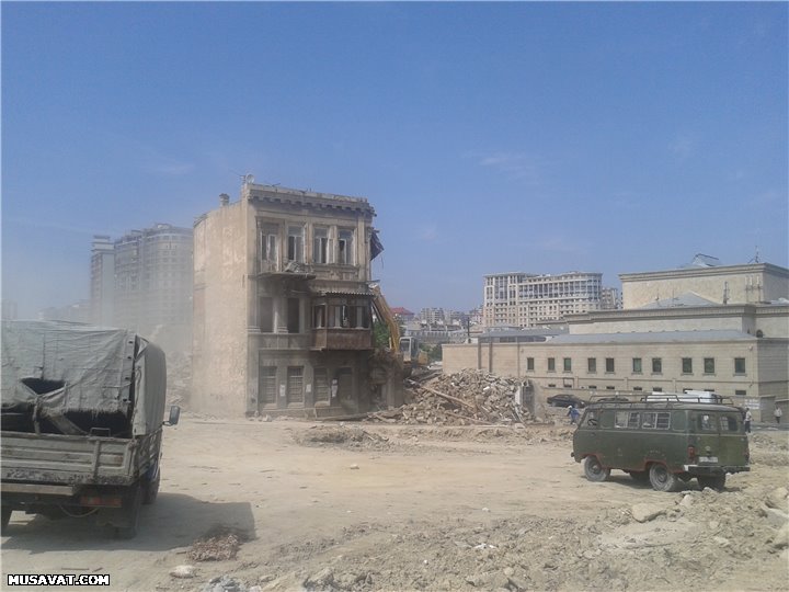 Дом, где жил Аббас Мирза Шарифзаде, перед сносом