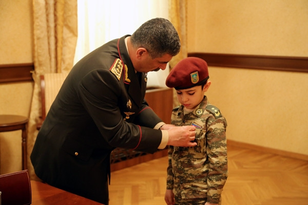 Nazirin yaxasına medal taxdığı həmin uşaq