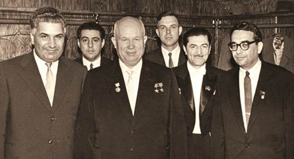 Слева направо в первом ряду: Вели Ахундов, Никита Хрущев, Ниязи, Кара Караев