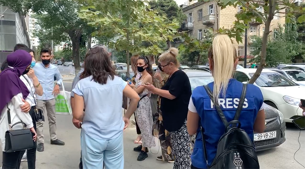 Təfəkkür Universitetinin tələbələri diplomlarının verilmədiyi üçün etiraz edirlər
