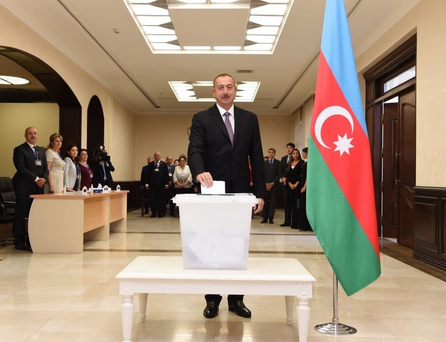 Prezident İlham Əliyev səs verərkən AzərTAC