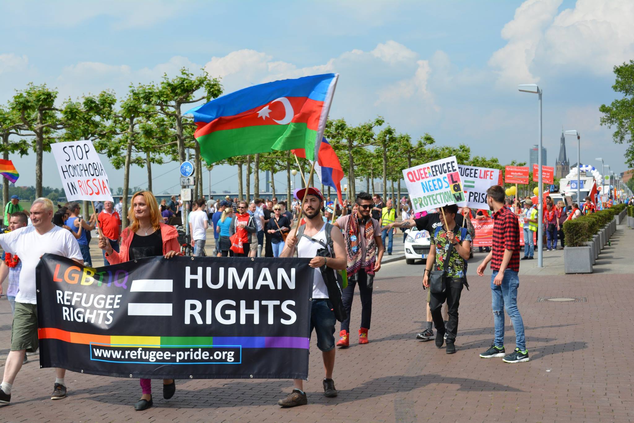 Azərbaycan bayrağı ilə LGBTQİ mitinqində, foto: sosial şəbəkə