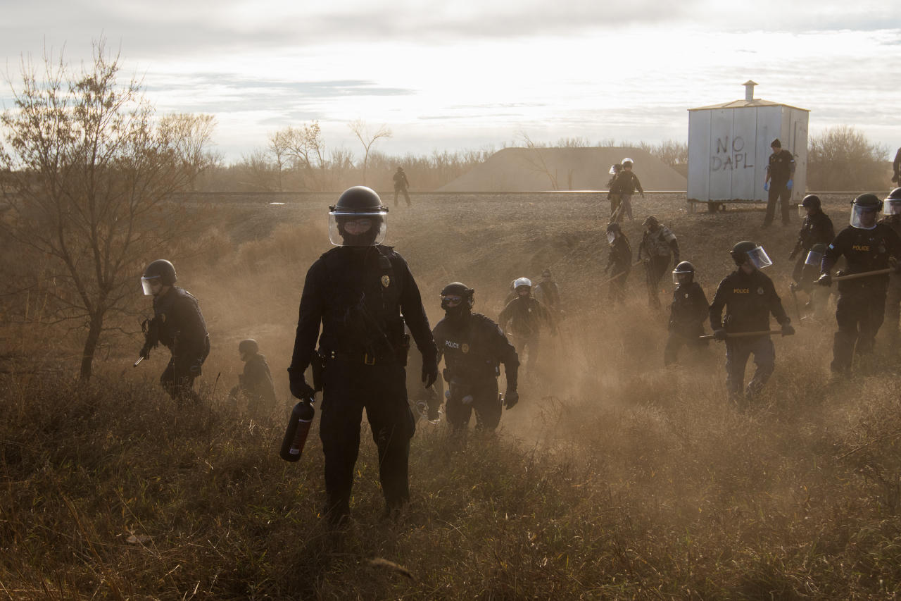 ''Müasir dövrün problemləri'' kateqoriyasında ''Fototarix'' nominasiyasında birinci yer. Polis Dakota Access Pipeline neft kəmərinin tikintisinə etiraz edənlərin aksiyasını dağıdır Foto: Amber Bracken