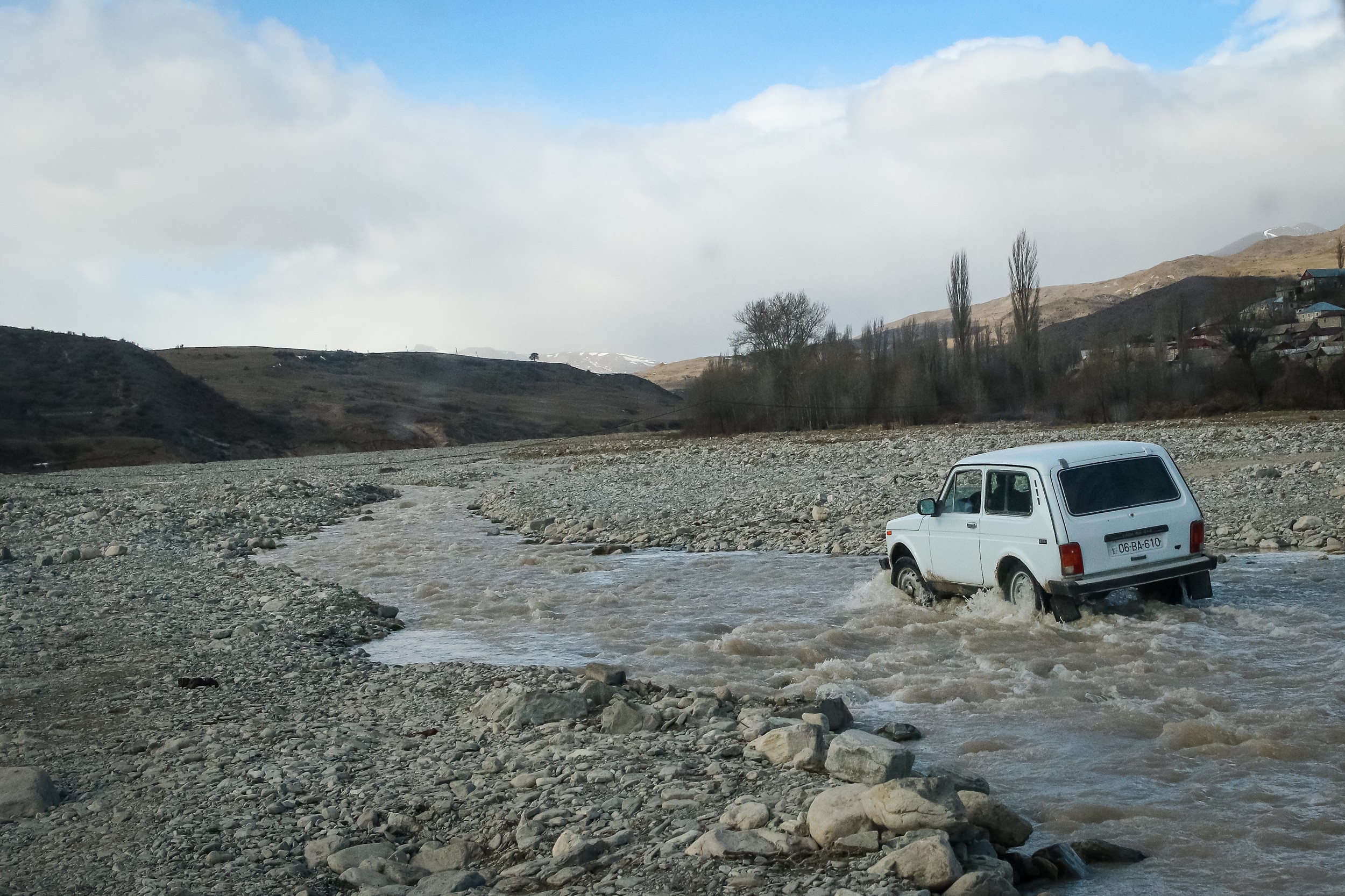 Дорога в село Эрчиван Шемахинского района проходит через несколько рек и откосов