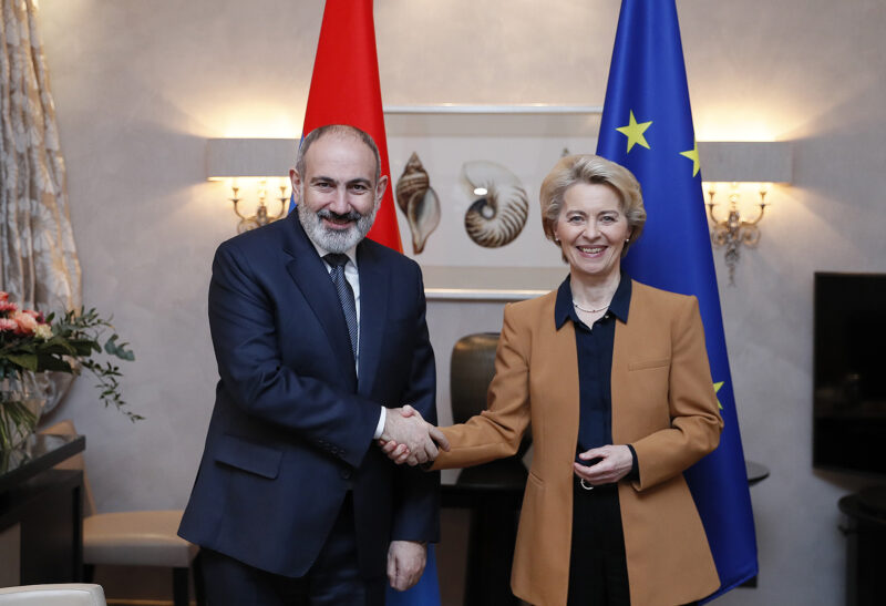 Paşinyan və Ursula von der Leyen, rəsmi foto