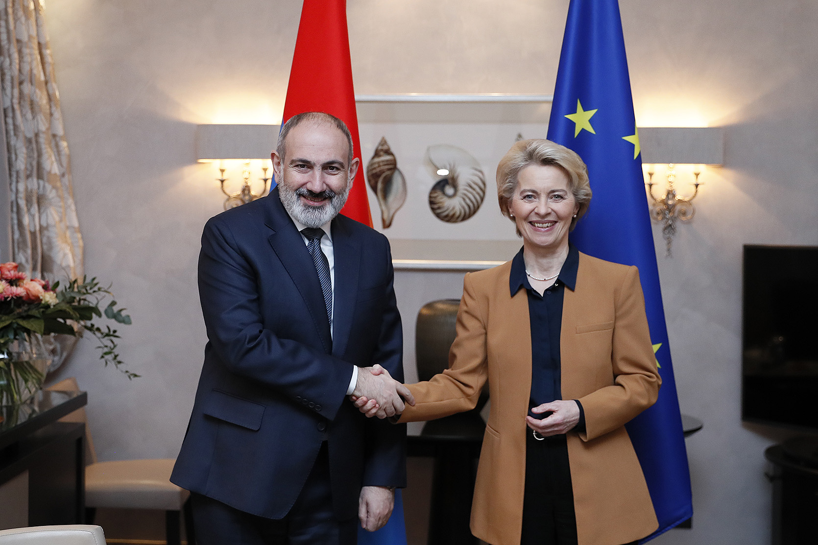 Paşinyan və Ursula von der Leyen, rəsmi foto