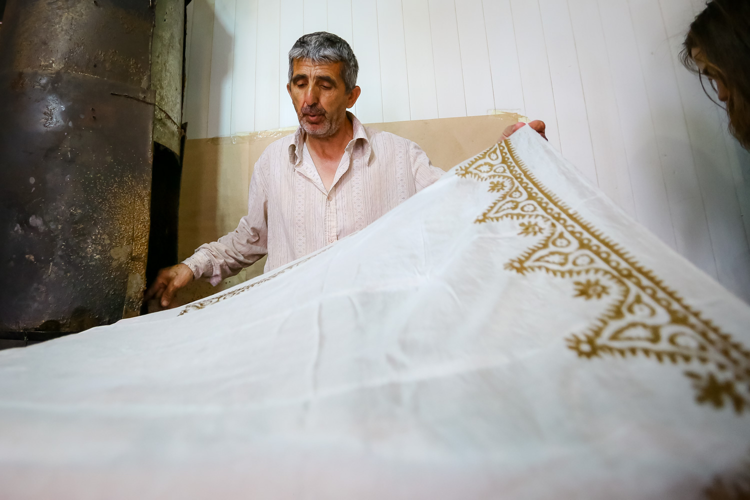 Abbasəli Talıbov uşaqlıqdan kəlağayı işi ilə məşğuldur. Deyir: Gözümü açandan evimizdə kəlağayı hazırlayanları görmüşəm