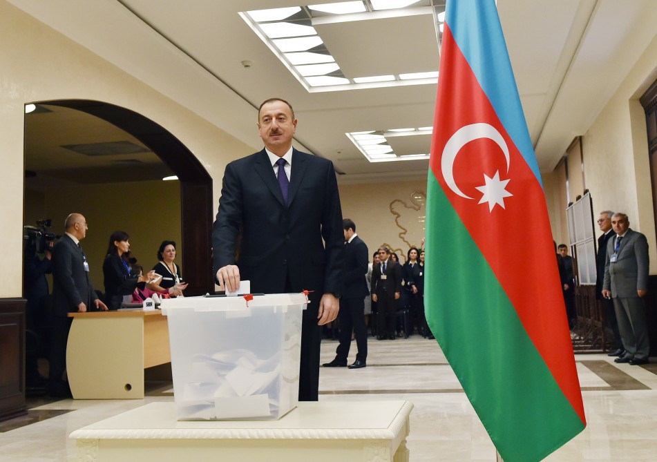 Ölkə başçısı İlham Əliyev prezident seçkilərində səs verir