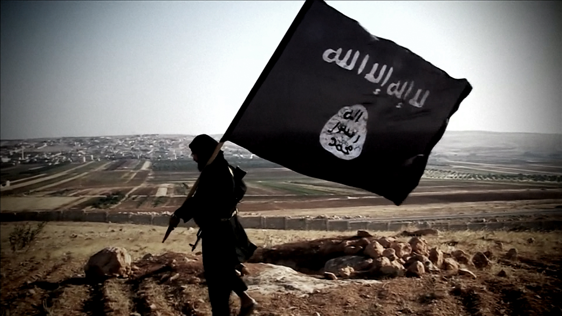 Фото террористов на фоне флага игил. Флаг МТО ИГИЛ. Флаг Исламского государства.