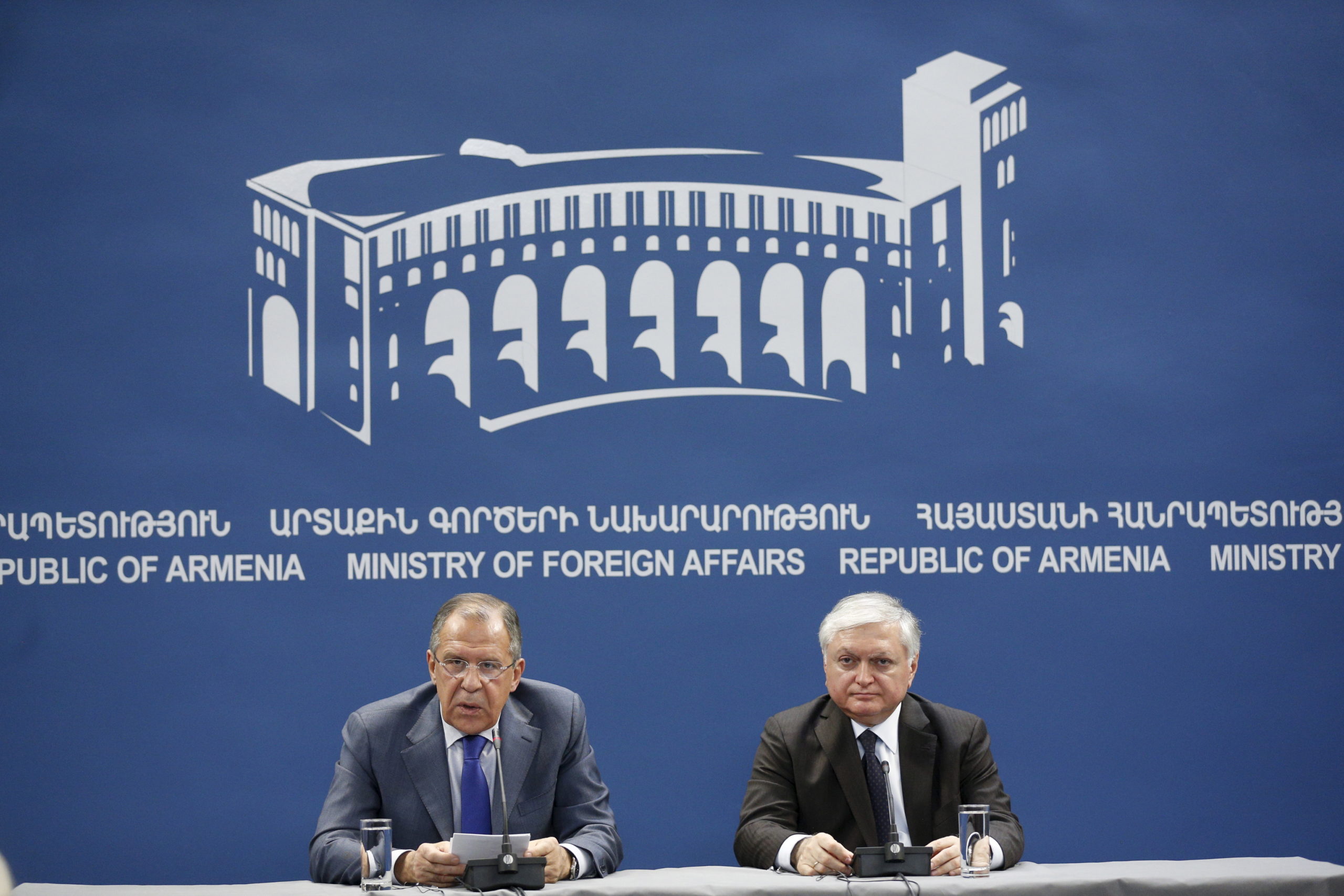 Armenian Minister of Foreign Affairs Edward Nalbandyan (R) and Russian Foreign Minister Sergei Lavrov attend a news conference in Yerevan, Armenia November 9, 2015.