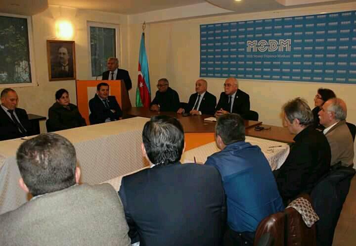 "2018-ci ilin Prezident seçkiləri: boykot, yoxsa iştirak?" mövzusunda dəyrimi masadan foto