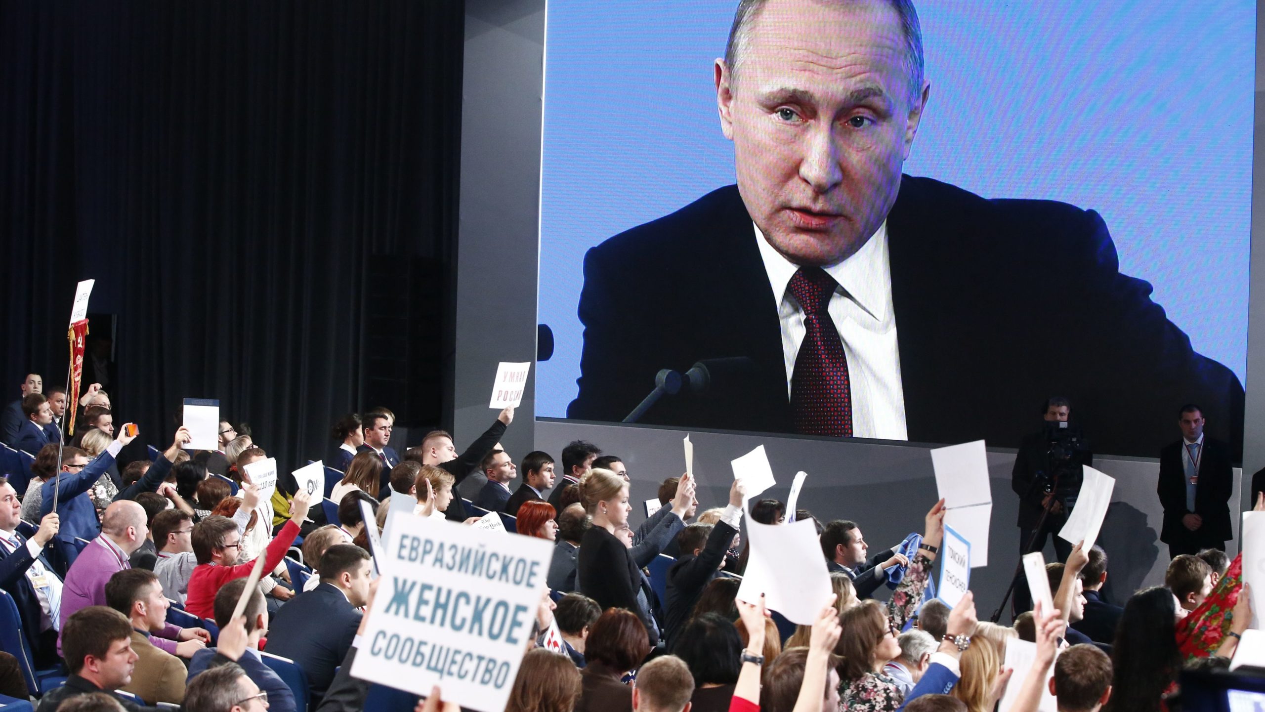 Vladimir Putin media nümayəndələri ilə konfrans edir