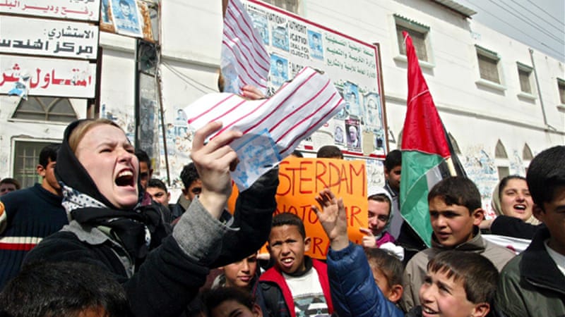 Rachel Corrie ABŞ bayrağını cırarkən