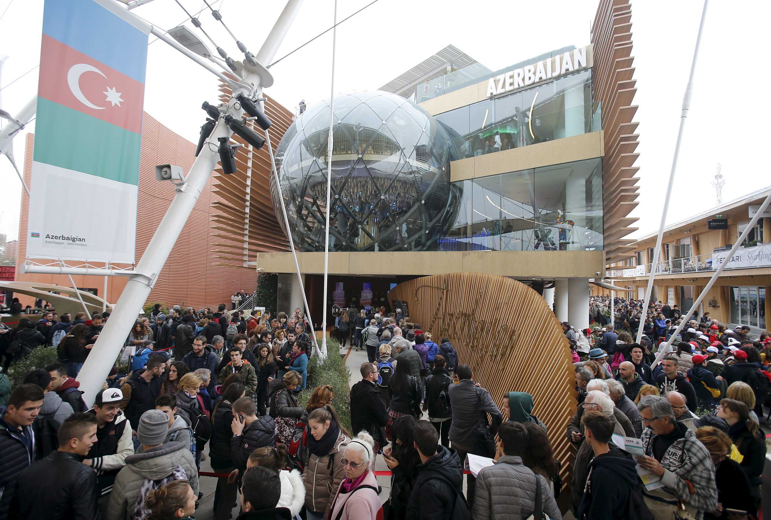 Visitors stand in queue outside Azerbaijan pavilion at the Expo 2015 global fair in Milan, Italy, 29 October 2015 (REUTERS/Alessandro Garofalo)