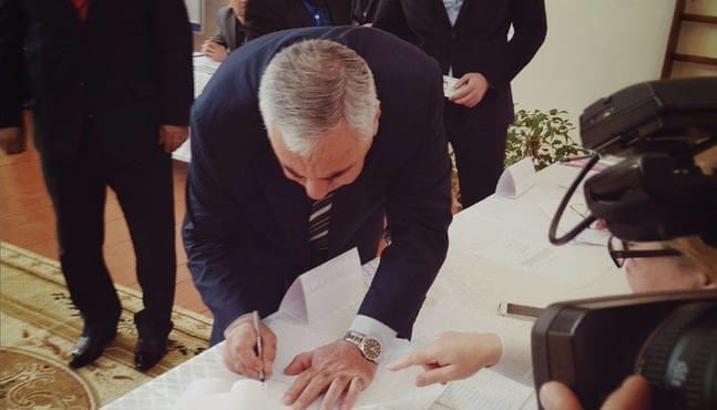 Кандидат в президенты Хафиз Гаджиев голосует