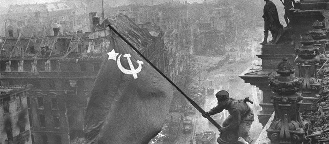 Советские военные Мелитон Кантария и Михаил Егоров (другие двое Абдулкерим Исмаилов и Леонид Горчаев) устанавливают советский флаг на здании Рейхстага. Берлин 2 мая 1945 Фото Евгений Халдей