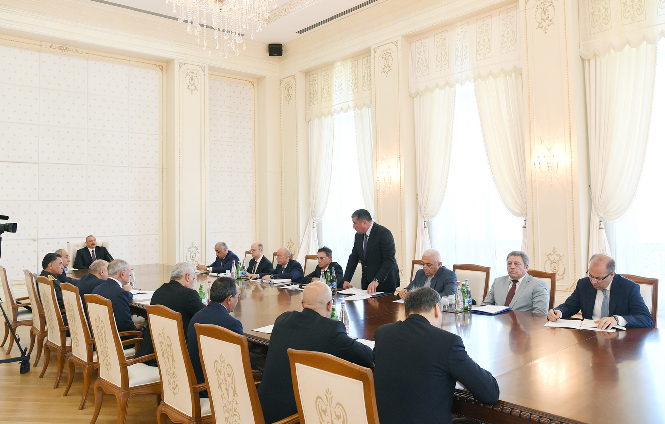 Etibar Pirverdiyev hesabat verərkən